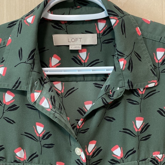 Floral button down blouse - business casual win! - Picture 2 of 4